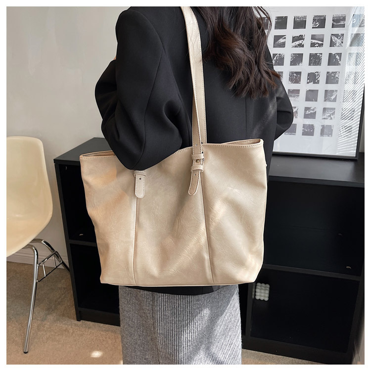 Large-Capacity Commuter Tote